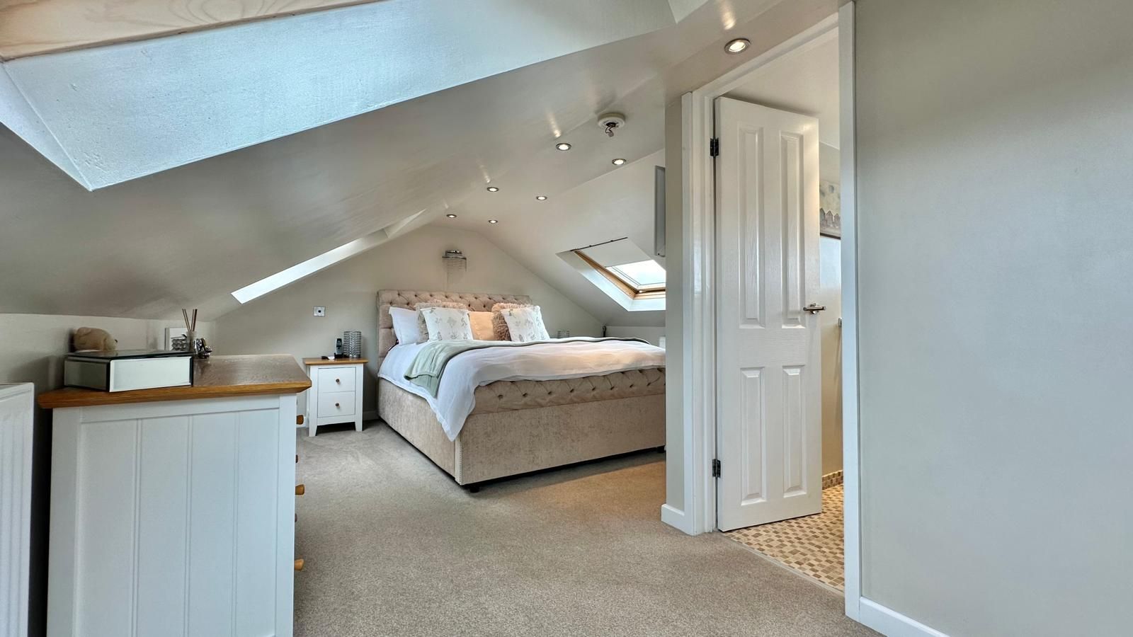 4 bedroom mid terraced house Sold in Coventry - Photograph 15.