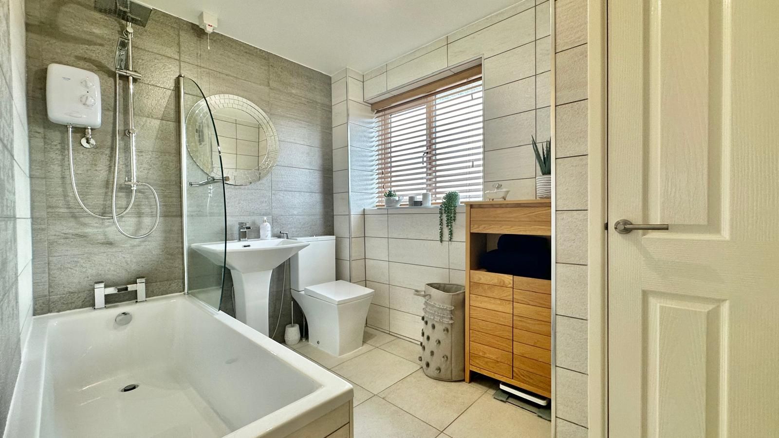 4 bedroom mid terraced house Sold in Coventry - Photograph 14.