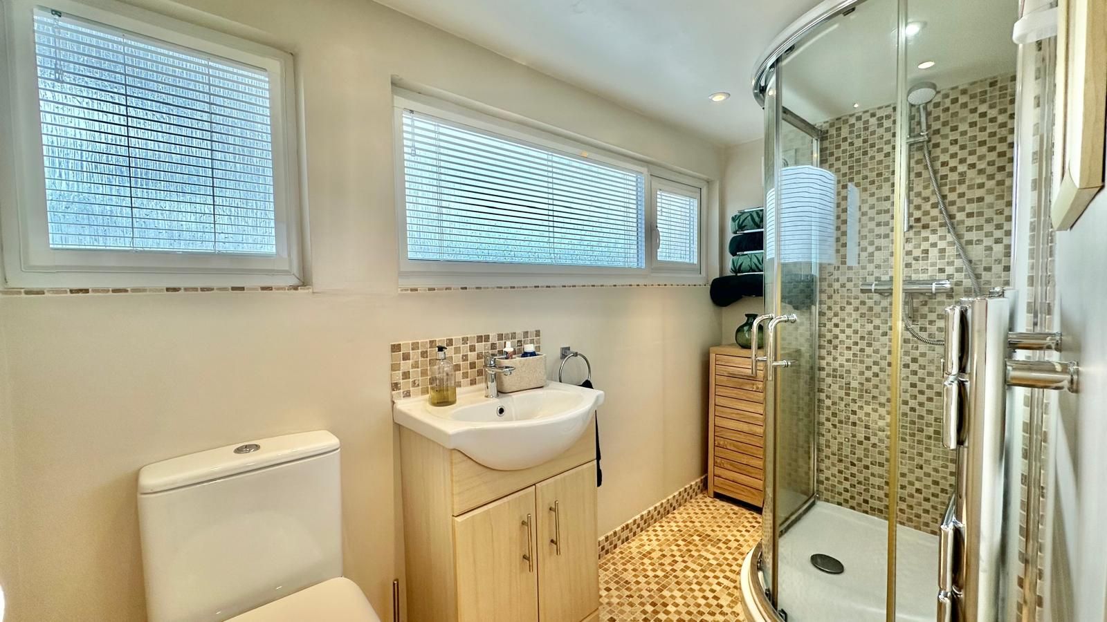 4 bedroom mid terraced house Sold in Coventry - Photograph 16.