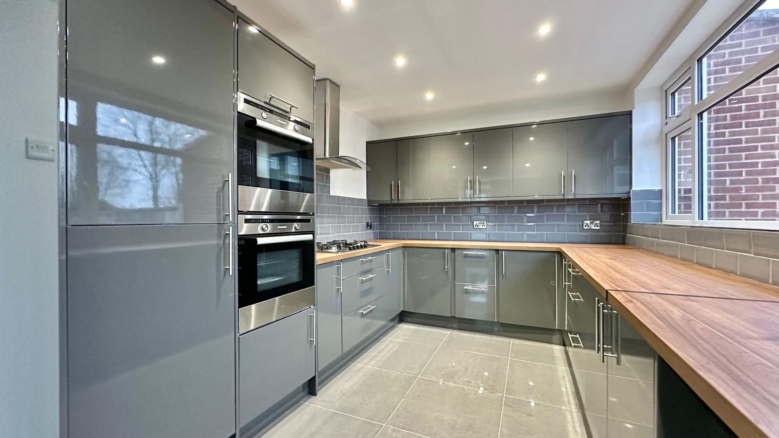 3 bedroom semi-detached house Sold in Coventry - Photograph 5.
