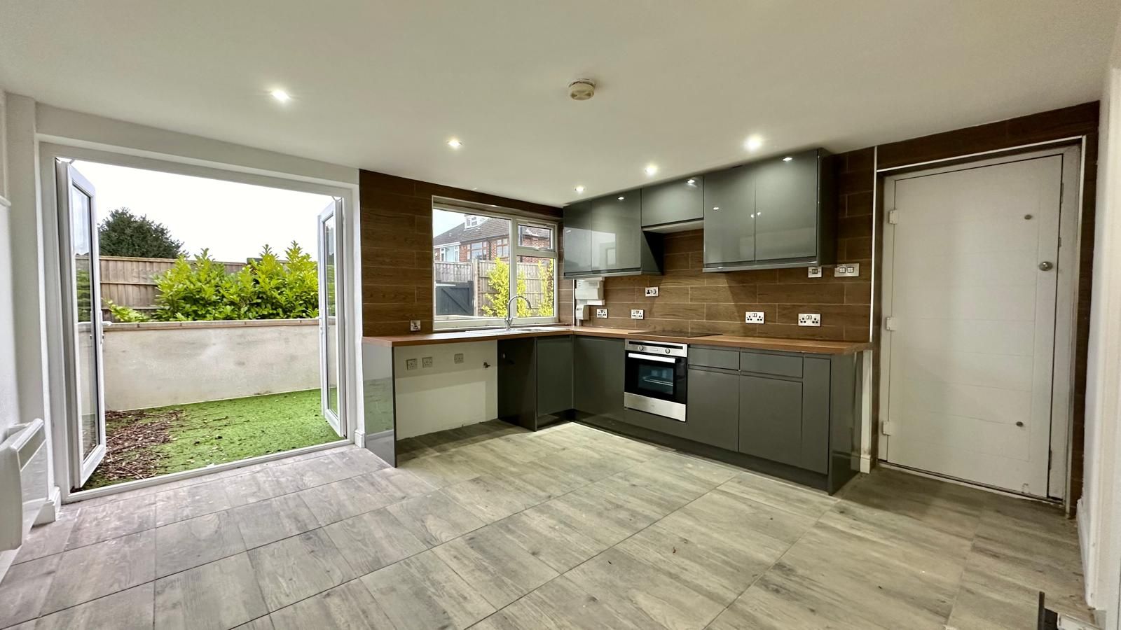 3 bedroom semi-detached house Sold in Coventry - Photograph 21.