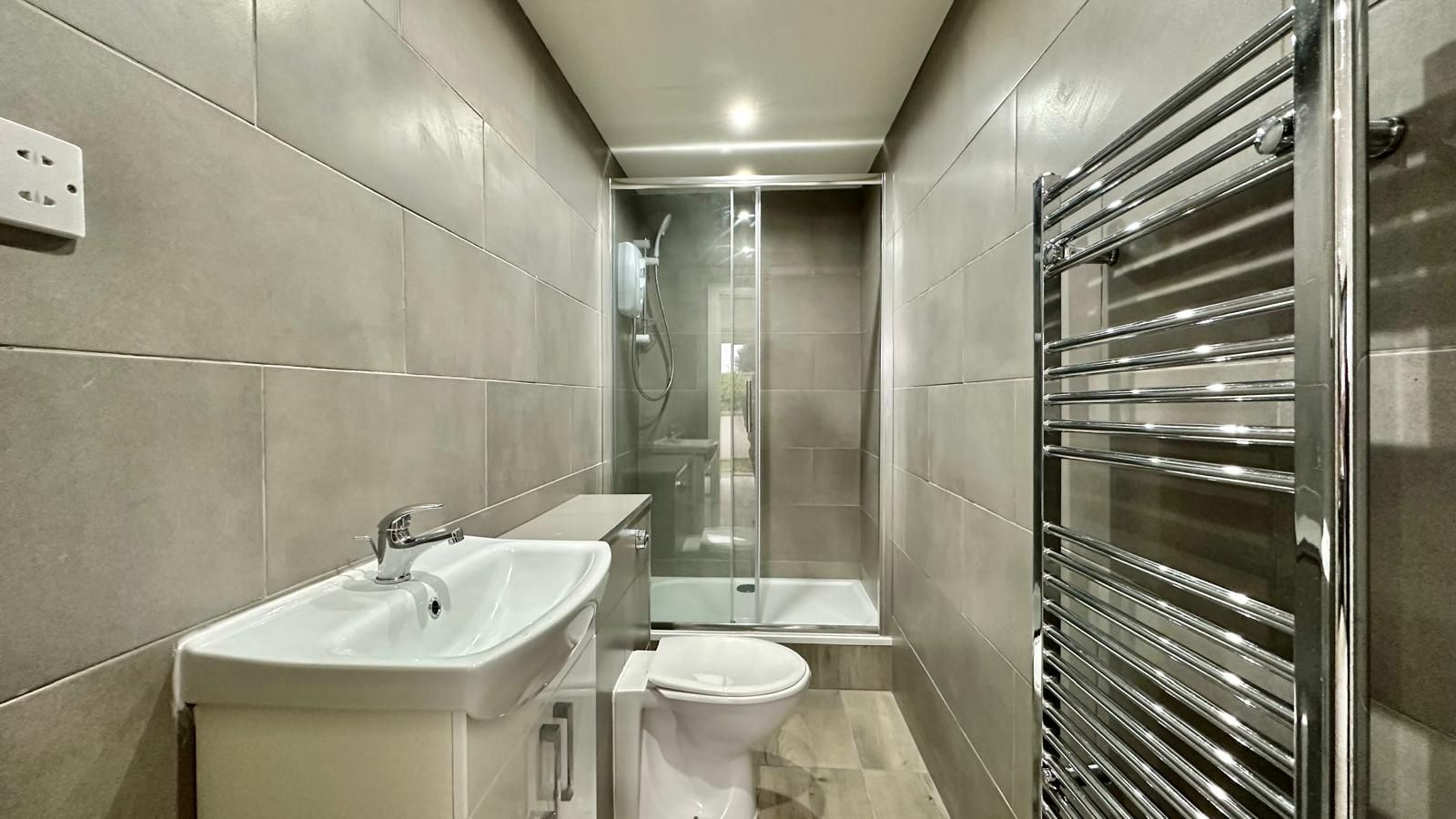 3 bedroom semi-detached house Sold in Coventry - Photograph 23.
