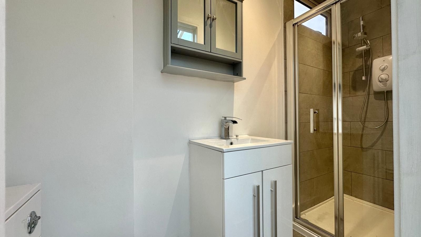 3 bedroom semi-detached house Sold in Coventry - Photograph 9.