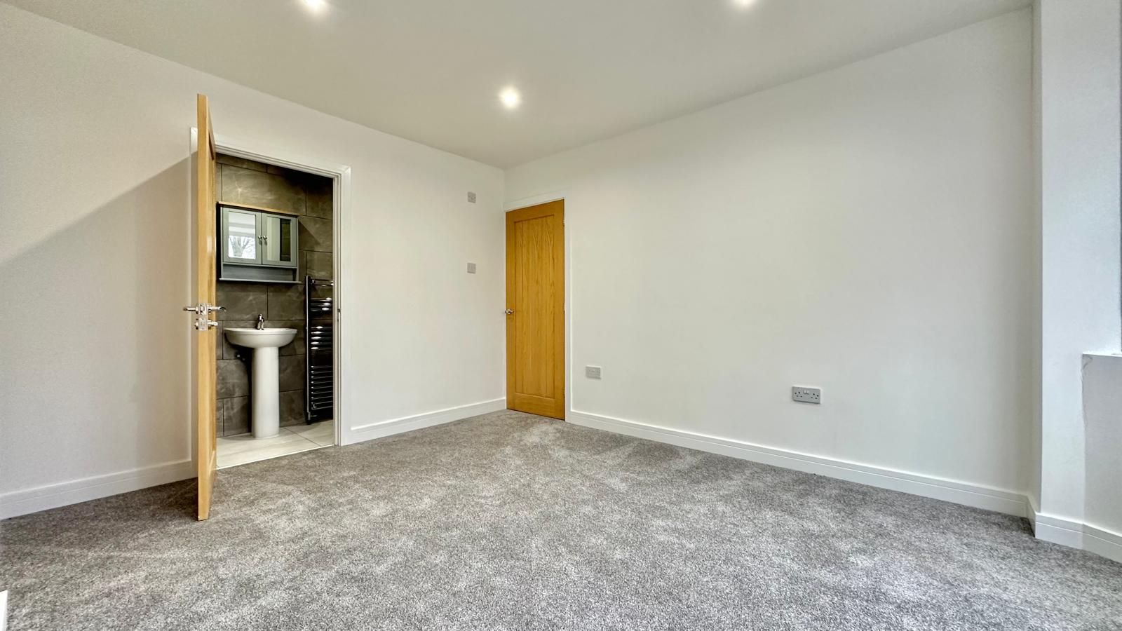 3 bedroom semi-detached house Sold in Coventry - Photograph 13.