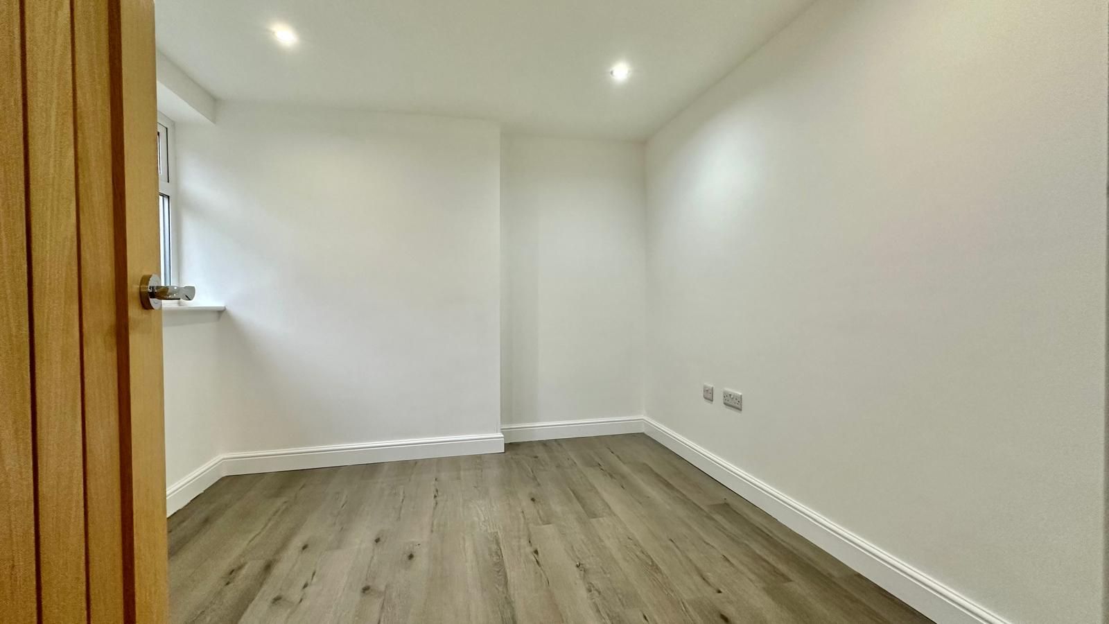 3 bedroom semi-detached house Sold in Coventry - Photograph 24.