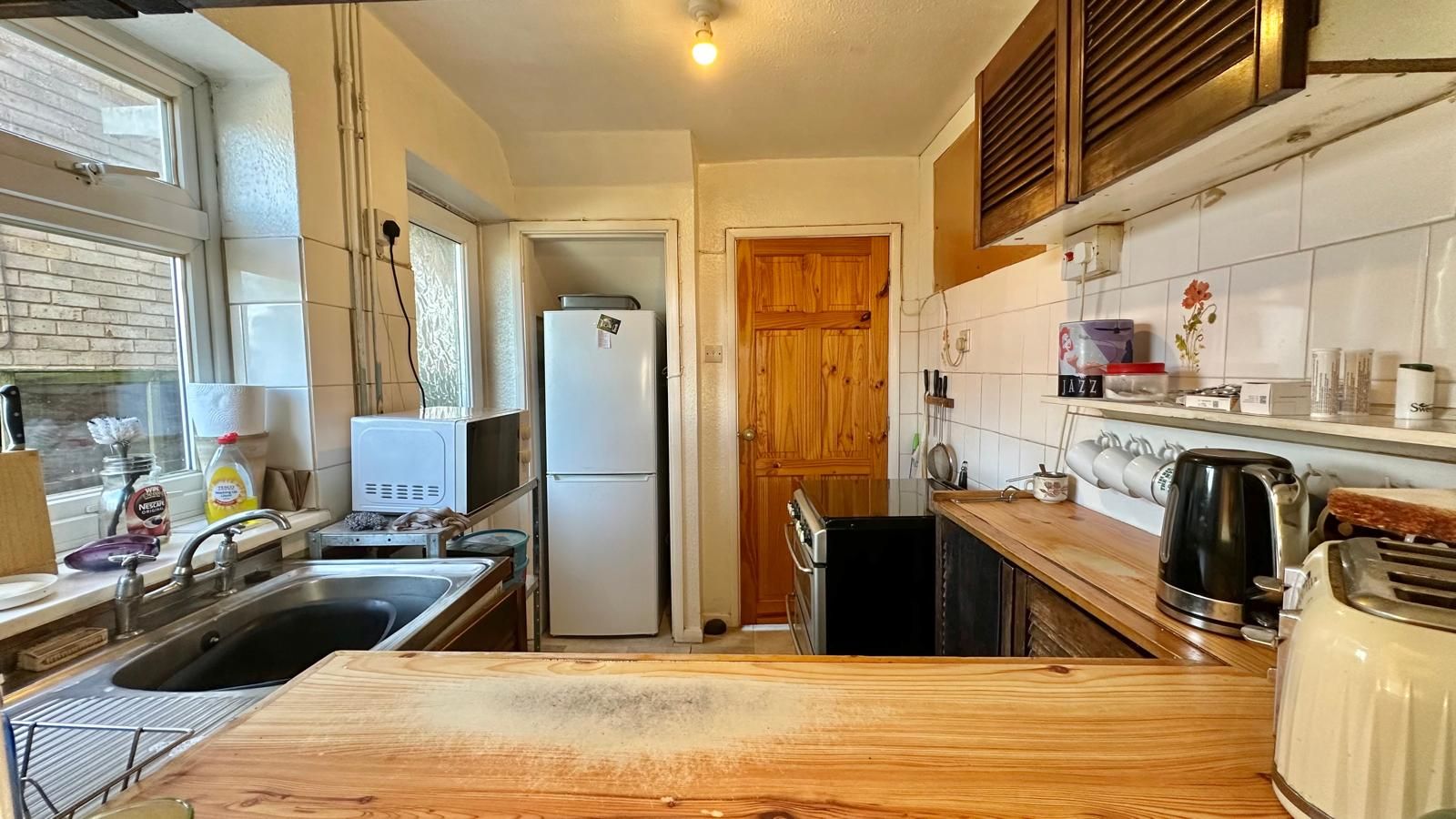 3 bedroom semi-detached house Sold in Coventry - Photograph 7.