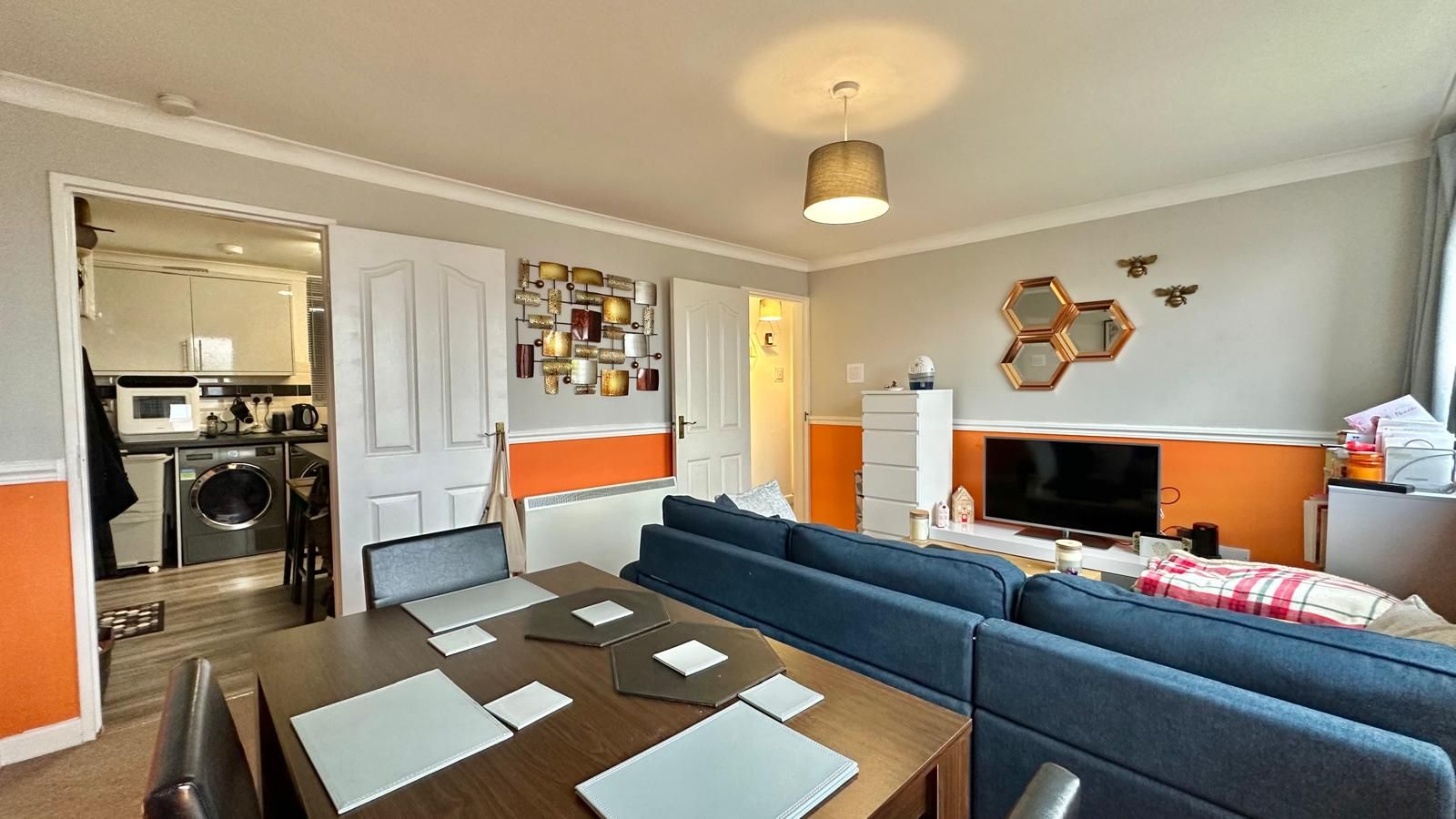 2 bedroom ground floor flat/apartment Sold in Coventry - Photograph 5.