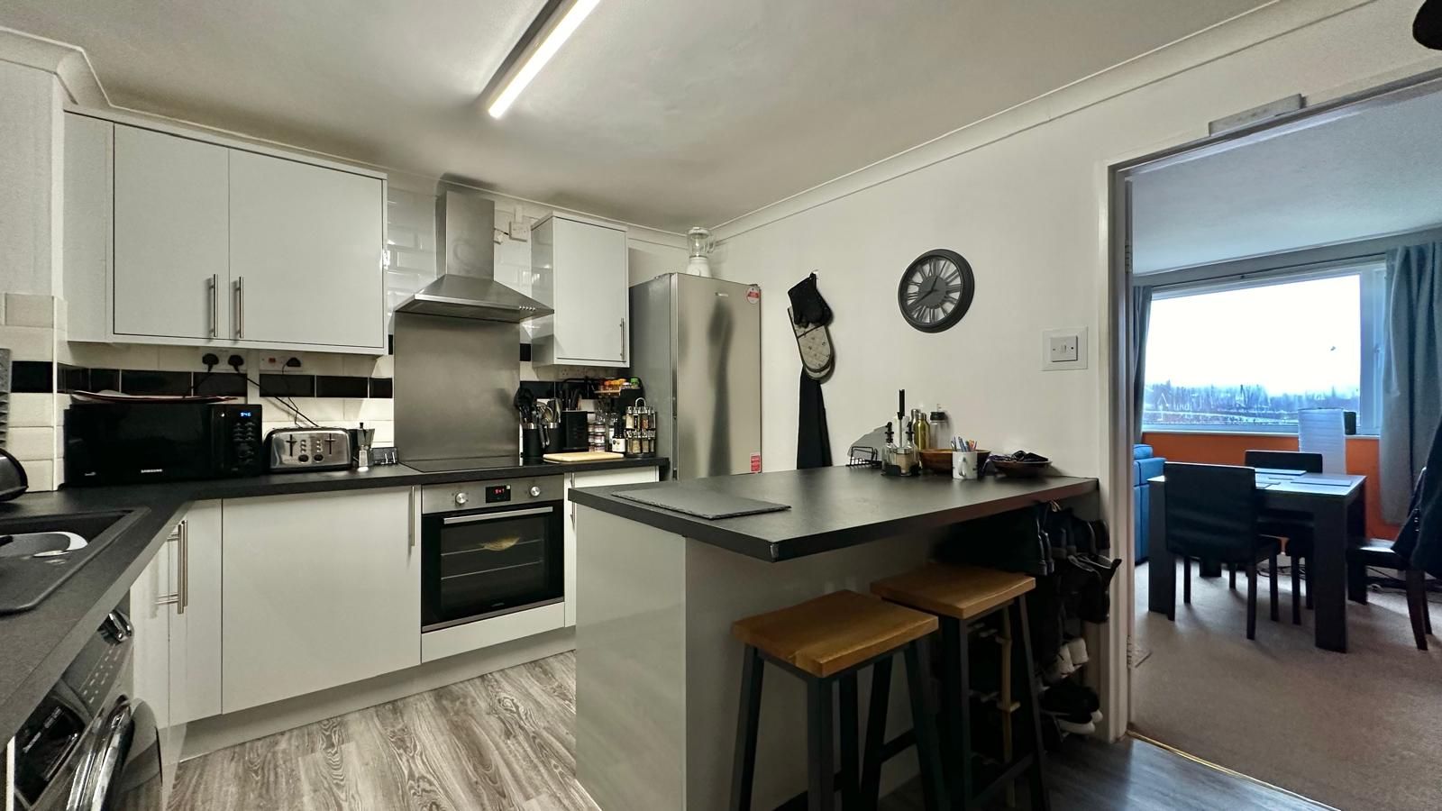 2 bedroom ground floor flat/apartment Sold in Coventry - Photograph 3.