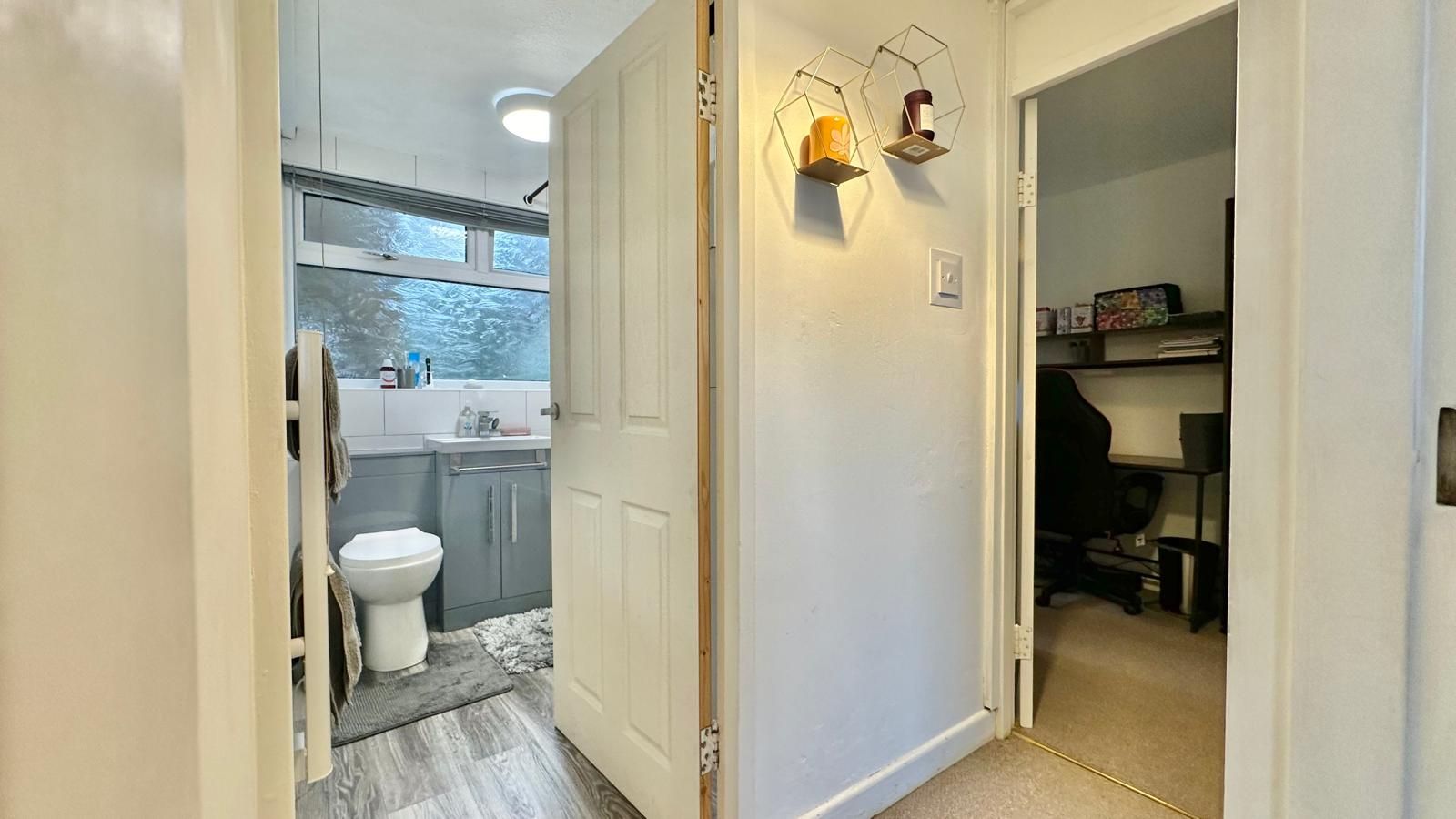 2 bedroom ground floor flat/apartment Sold in Coventry - Photograph 6.