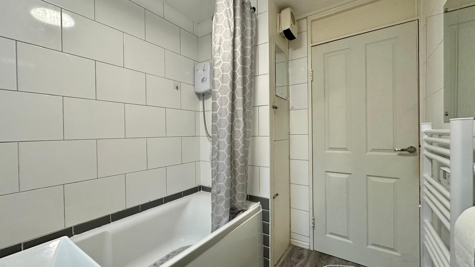 2 bedroom ground floor flat/apartment Sold in Coventry - Photograph 11.