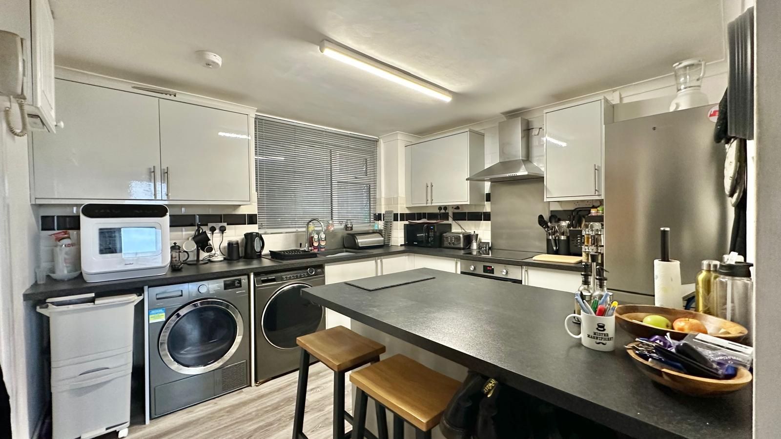 2 bedroom ground floor flat/apartment Sold in Coventry - Photograph 2.