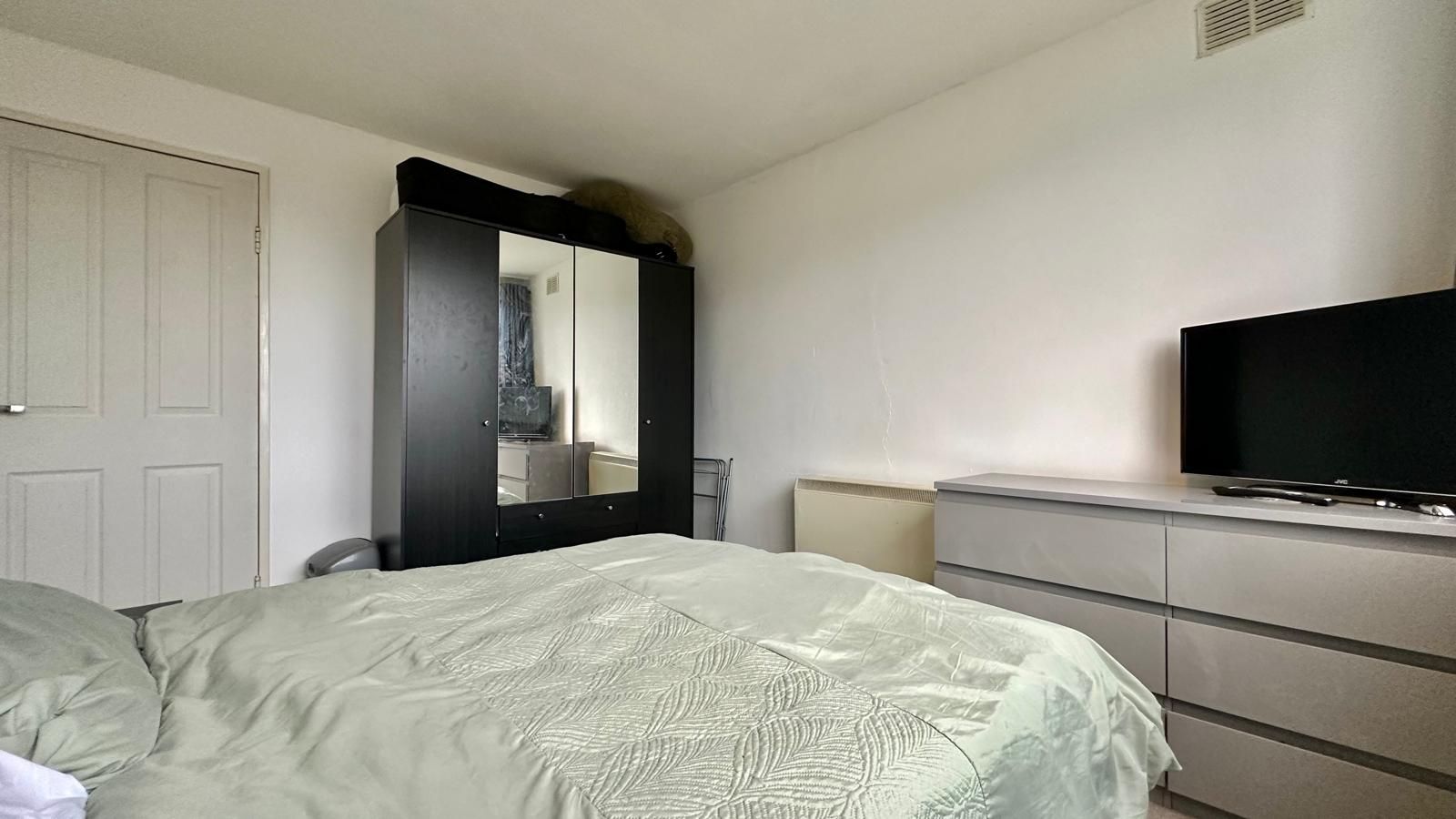 2 bedroom ground floor flat/apartment Sold in Coventry - Photograph 8.