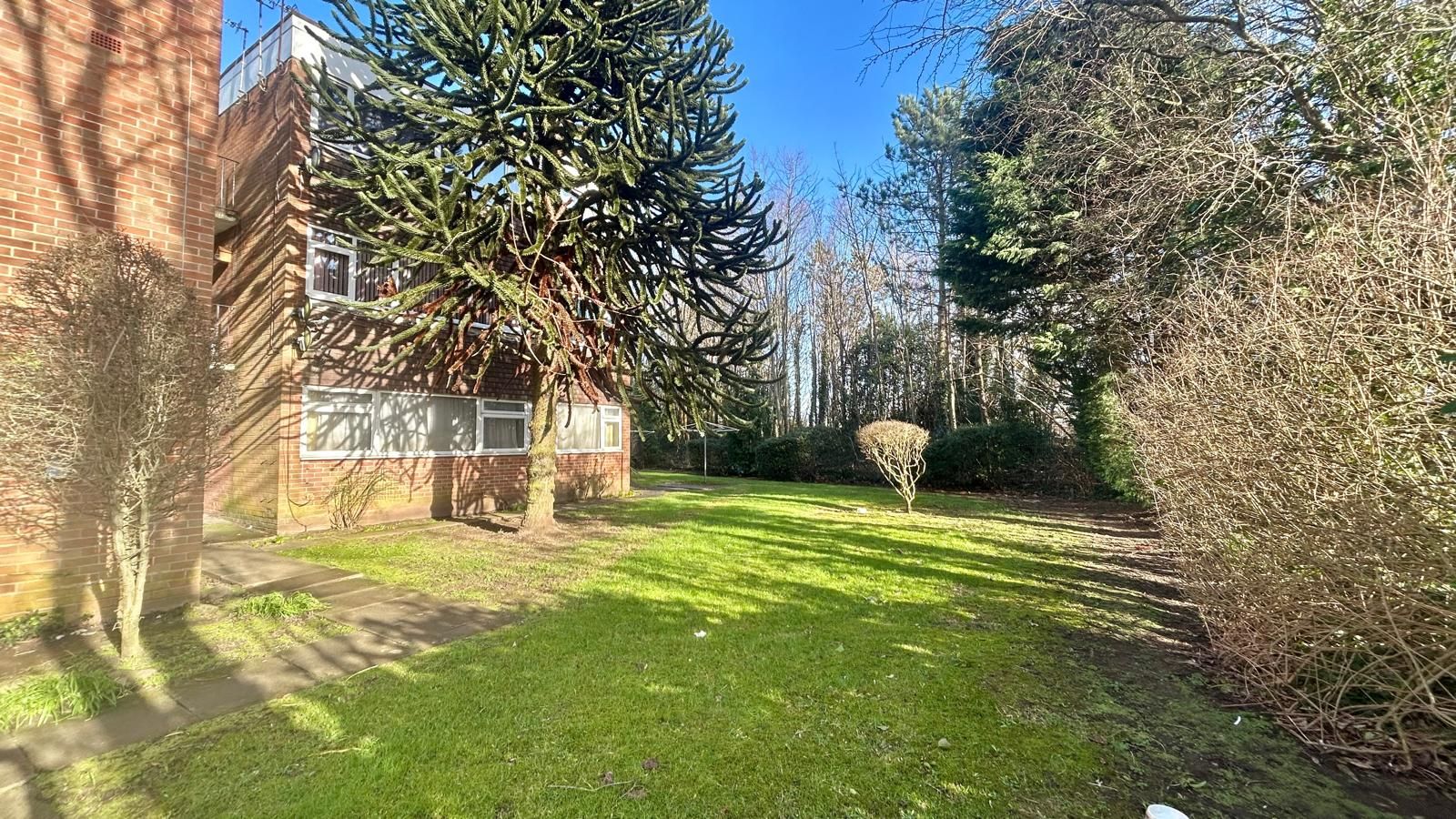 2 bedroom ground floor flat/apartment Sold in Coventry - Photograph 12.