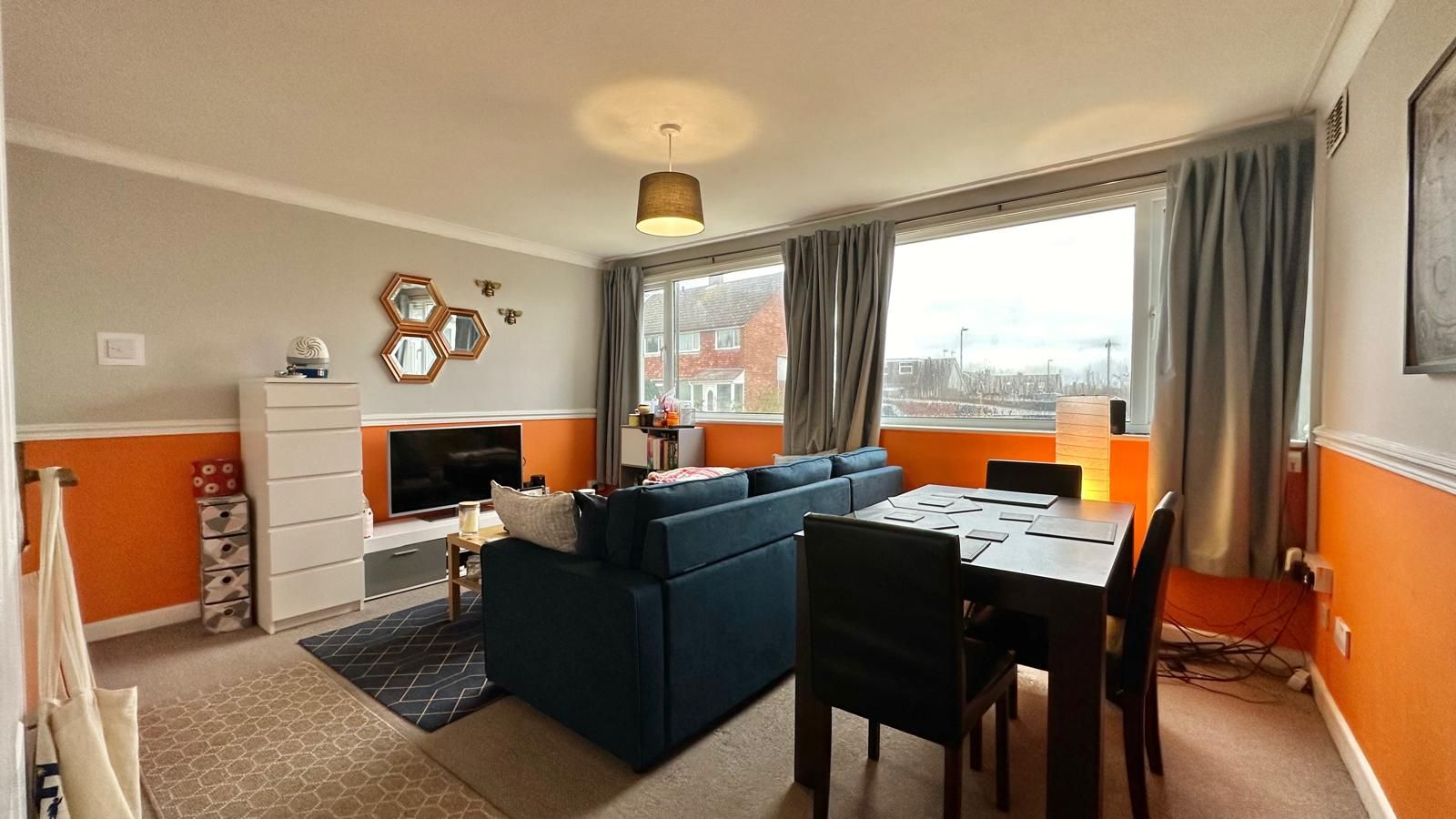 2 bedroom ground floor flat/apartment Sold in Coventry - Photograph 4.