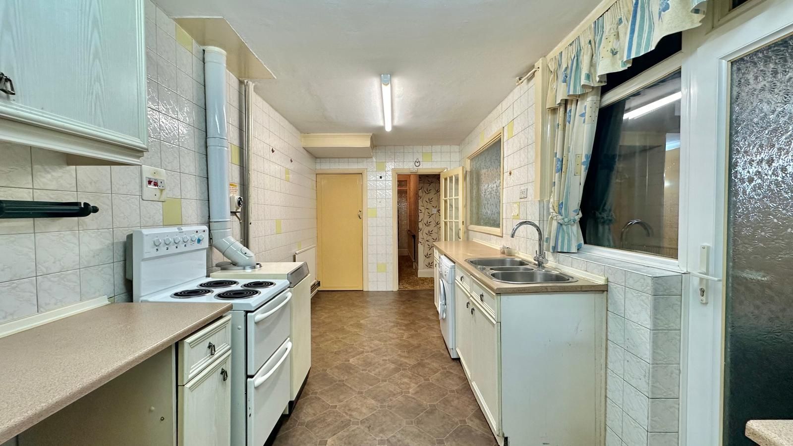 3 bedroom end terraced house Sale Agreed in Coventry - Photograph 7.