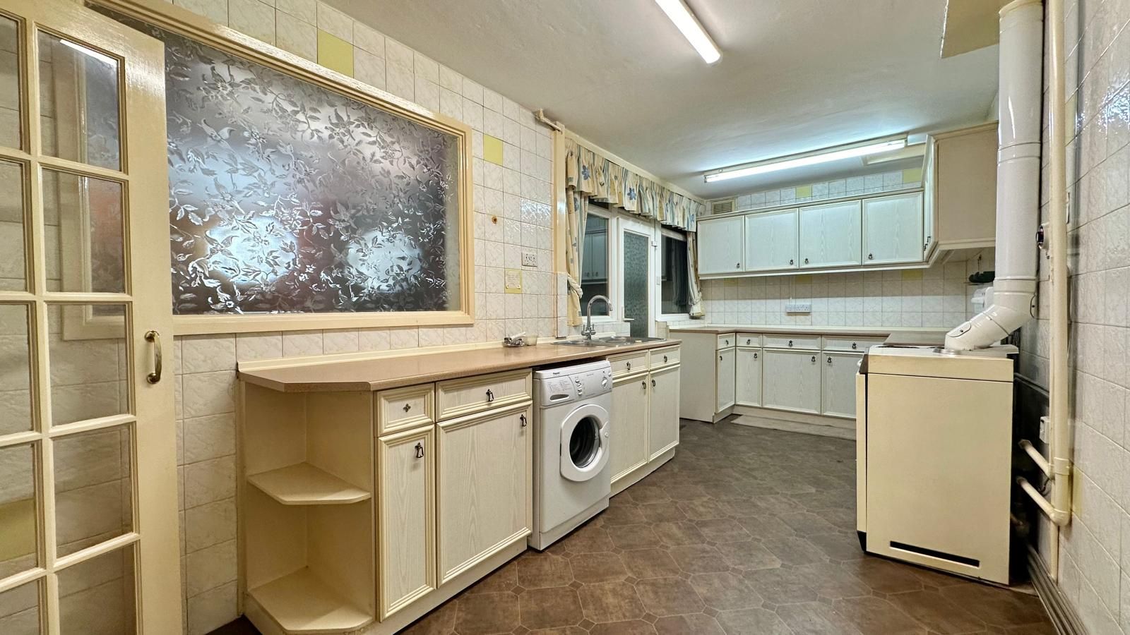 3 bedroom end terraced house Sale Agreed in Coventry - Photograph 3.