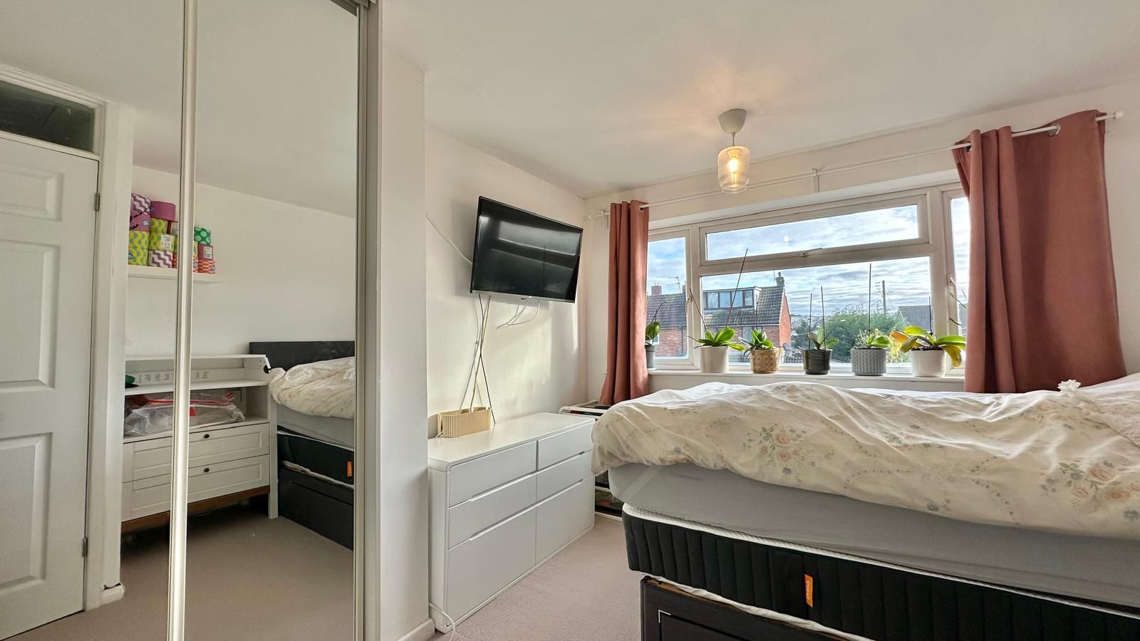 3 bedroom semi-detached house Sold in Coventry - Photograph 14.