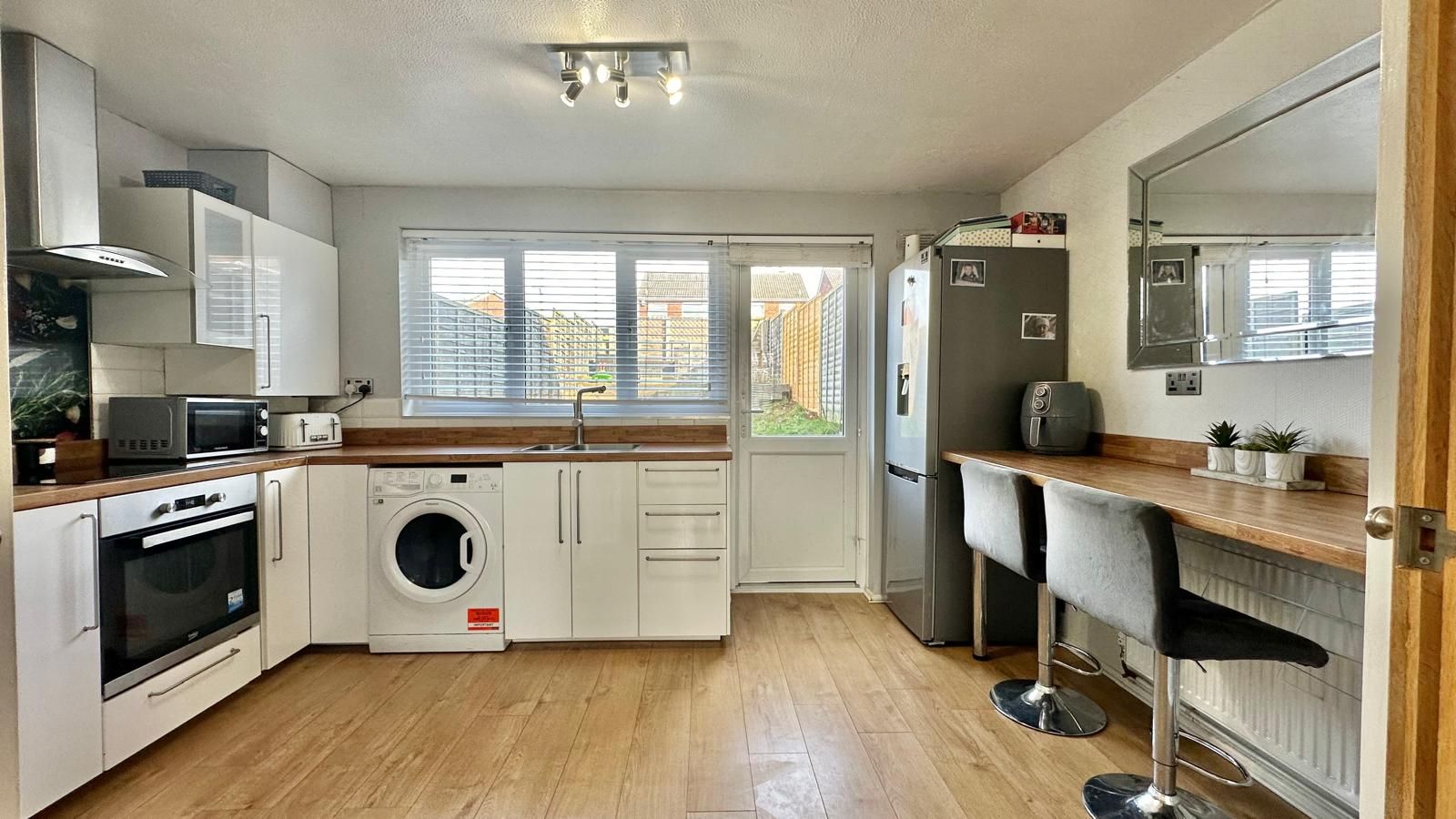 2 bedroom mid terraced house Sold in Rugby - Photograph 8.