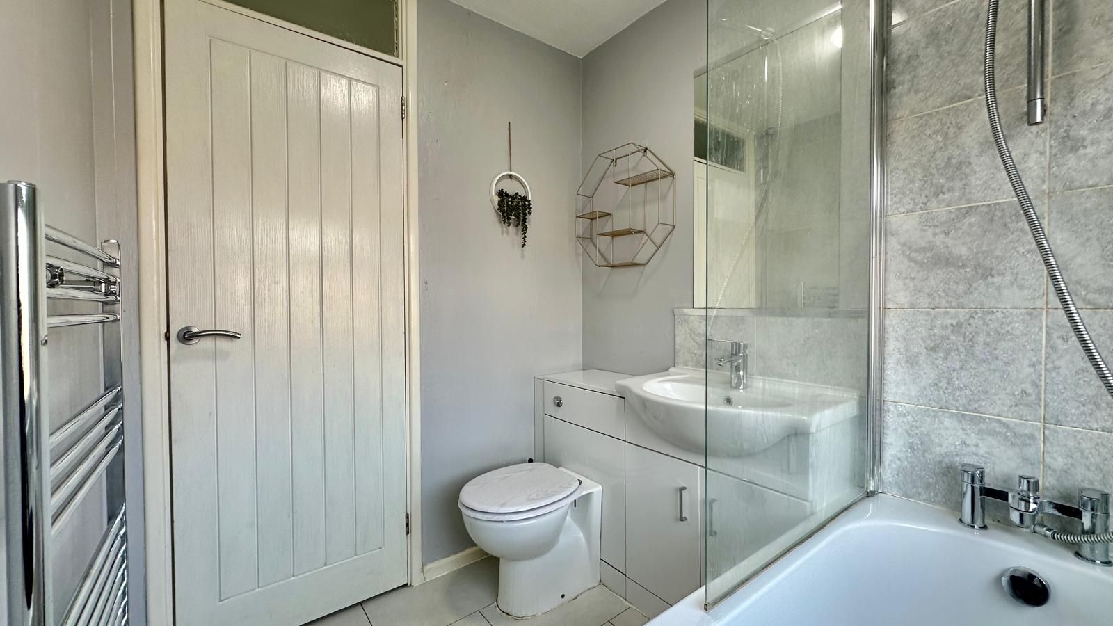 2 bedroom mid terraced house Sold in Rugby - Photograph 12.
