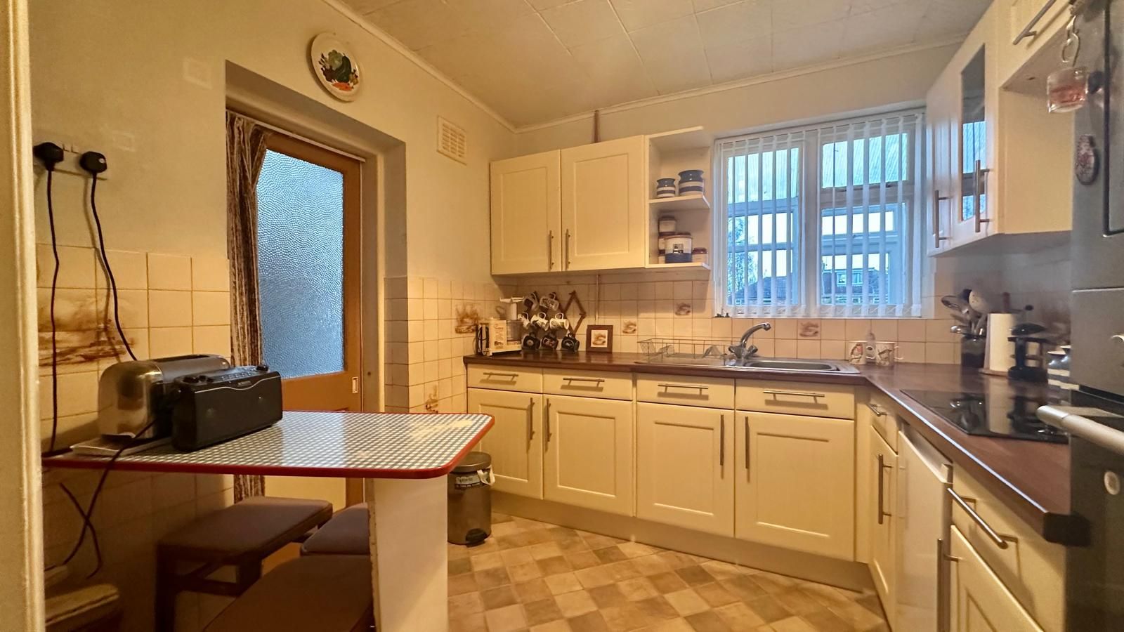 4 bedroom semi-detached house Sold in Coventry - Photograph 8.