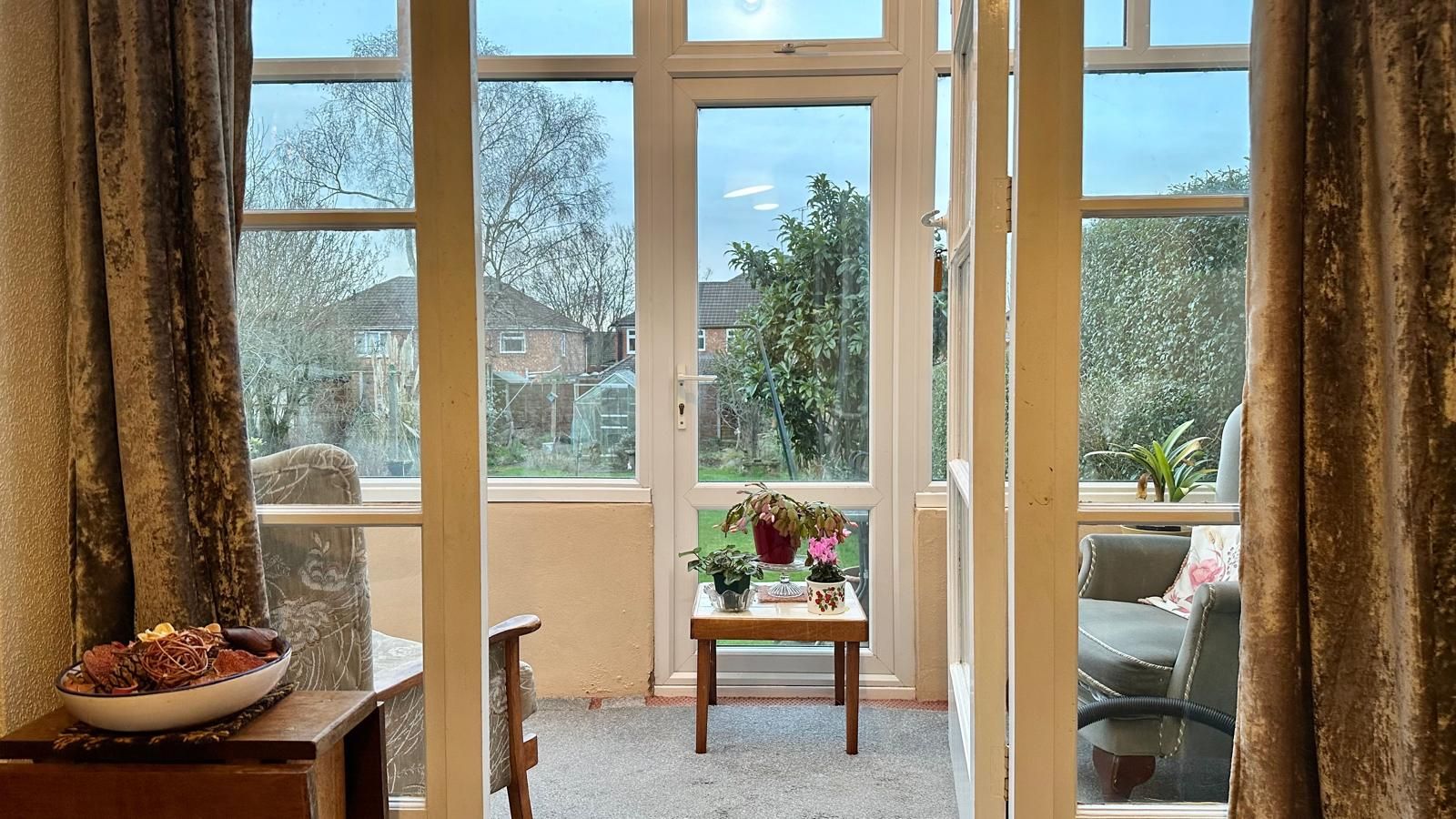 4 bedroom semi-detached house Sold in Coventry - Photograph 5.