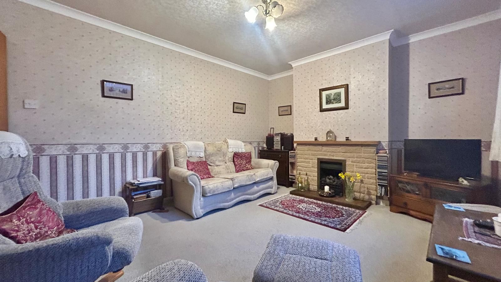 4 bedroom semi-detached house Sold in Coventry - Photograph 10.