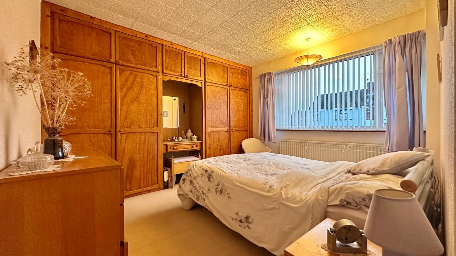 4 bedroom semi-detached house Sold in Coventry - Photograph 12.