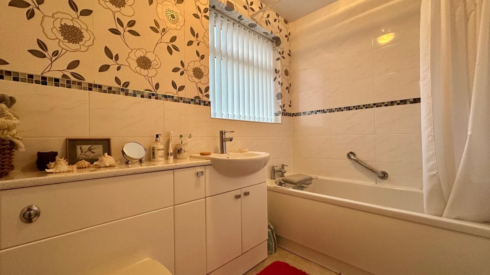 4 bedroom semi-detached house Sold in Coventry - Photograph 16.