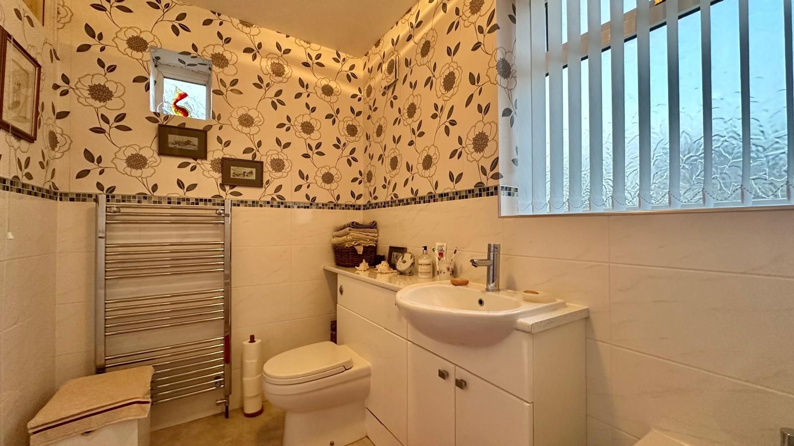 4 bedroom semi-detached house Sold in Coventry - Photograph 17.
