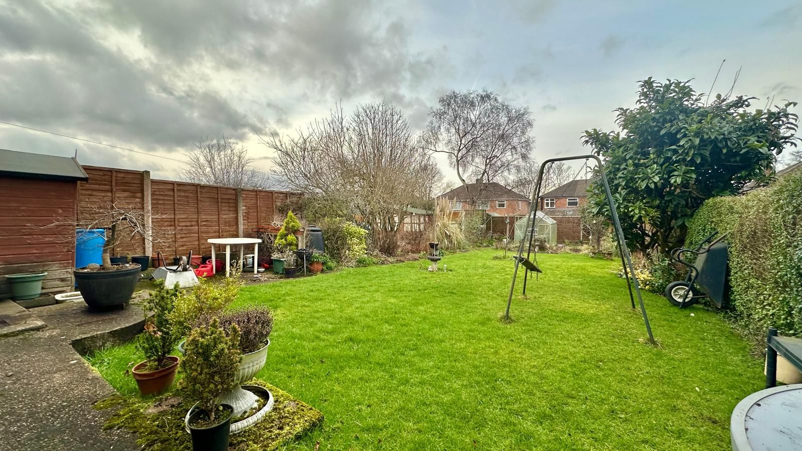 4 bedroom semi-detached house Sold in Coventry - Photograph 24.