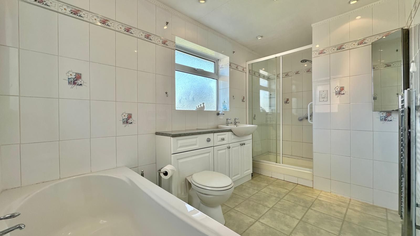 3 bedroom detached house Sold in Coventry - Photograph 20.