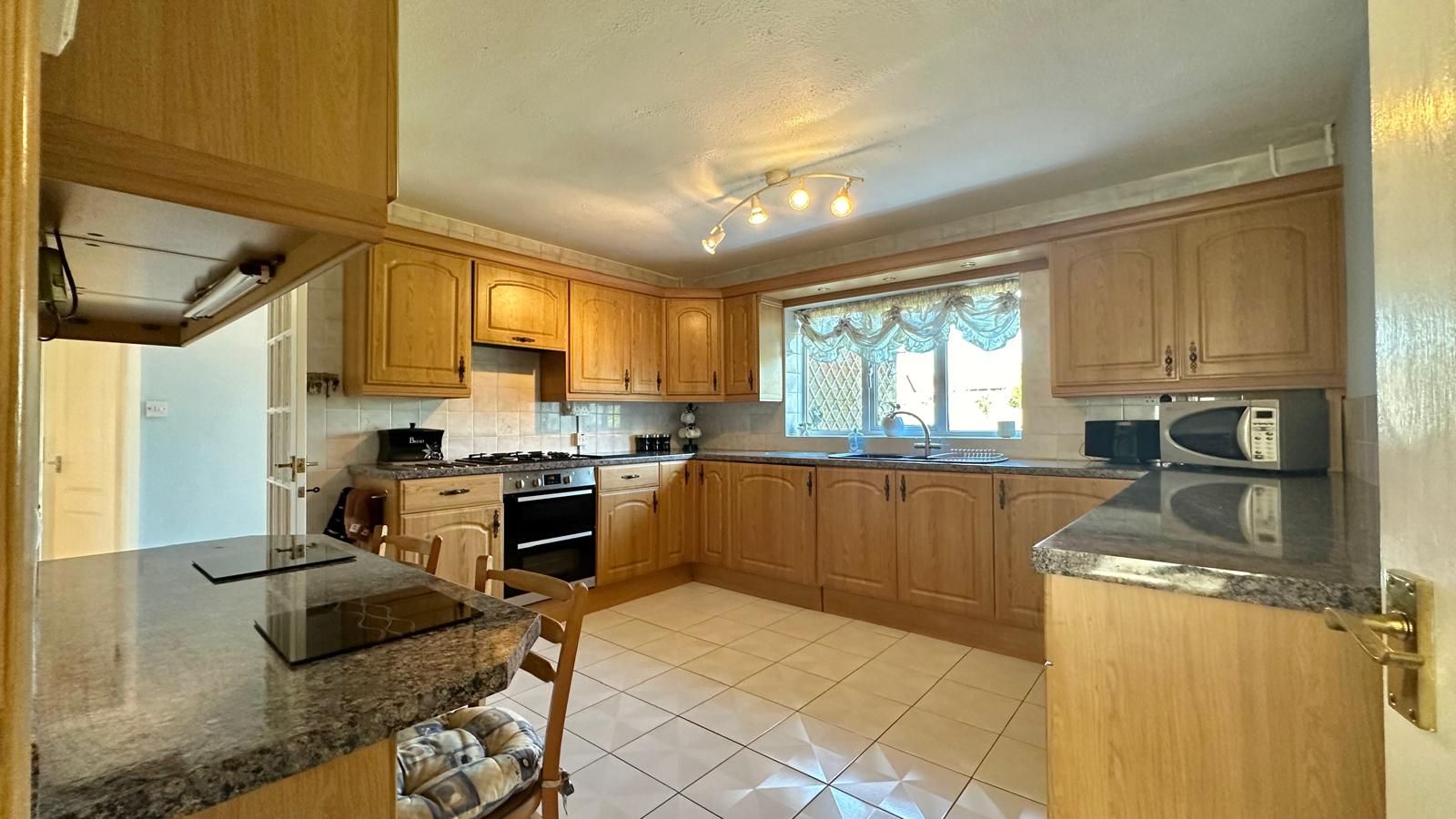 3 bedroom detached house Sold in Coventry - Photograph 6.