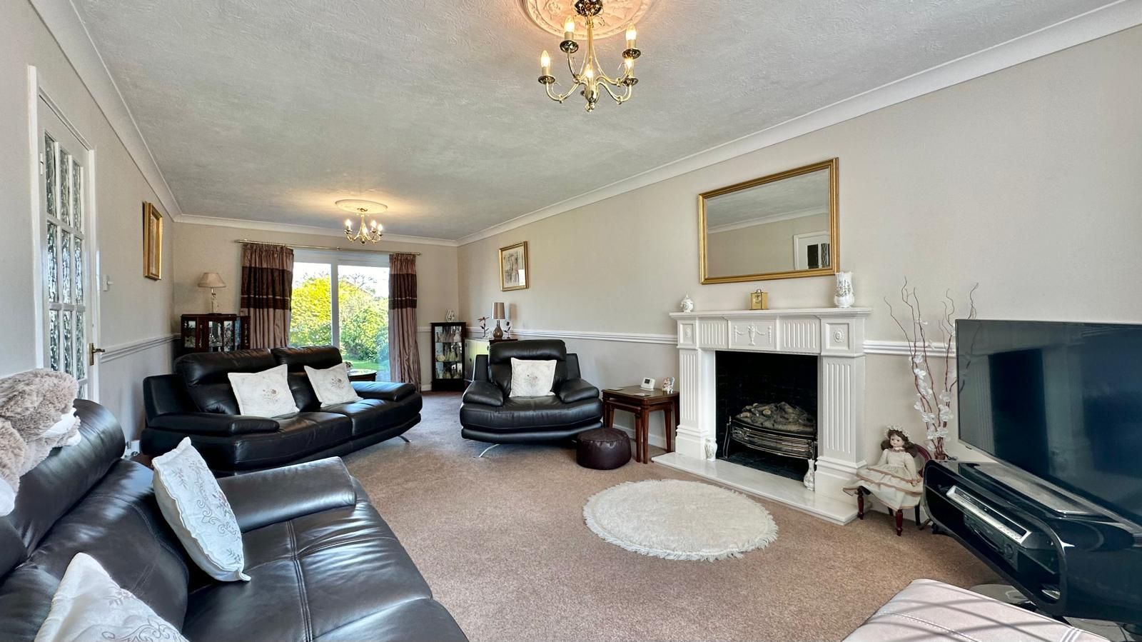 3 bedroom detached house Sold in Coventry - Photograph 5.