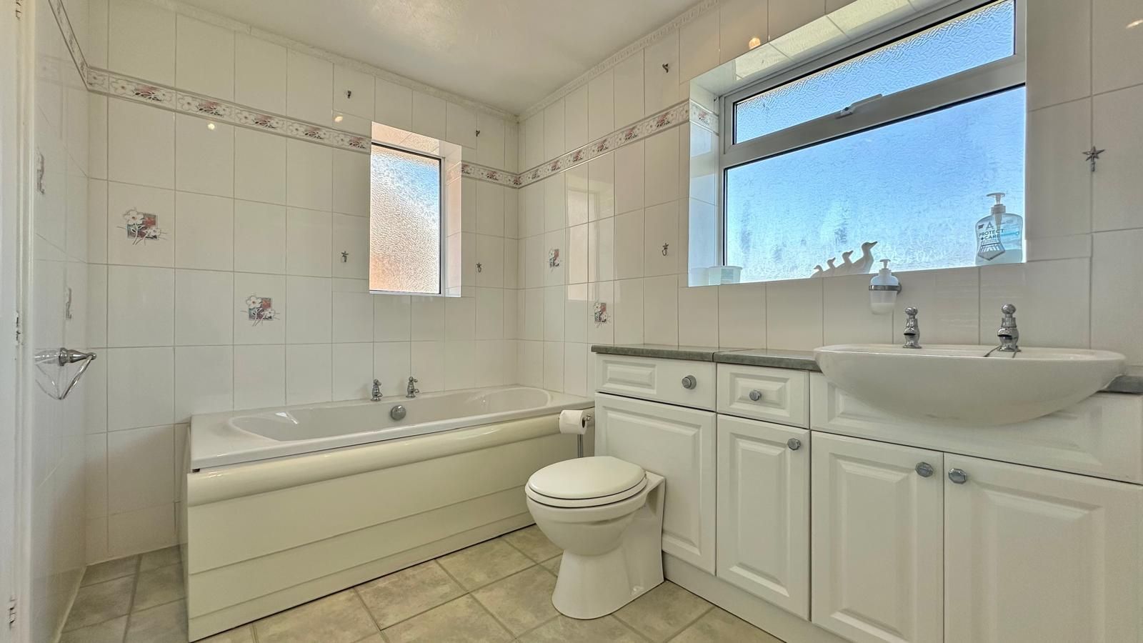 3 bedroom detached house Sold in Coventry - Photograph 21.