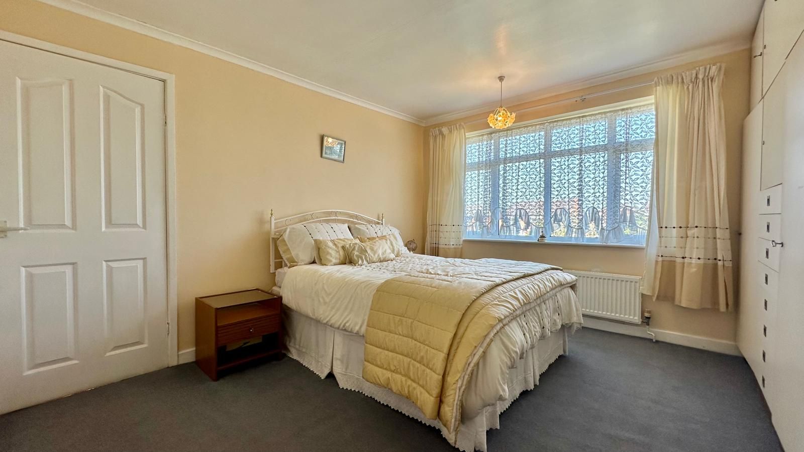 3 bedroom detached house Sold in Coventry - Photograph 17.