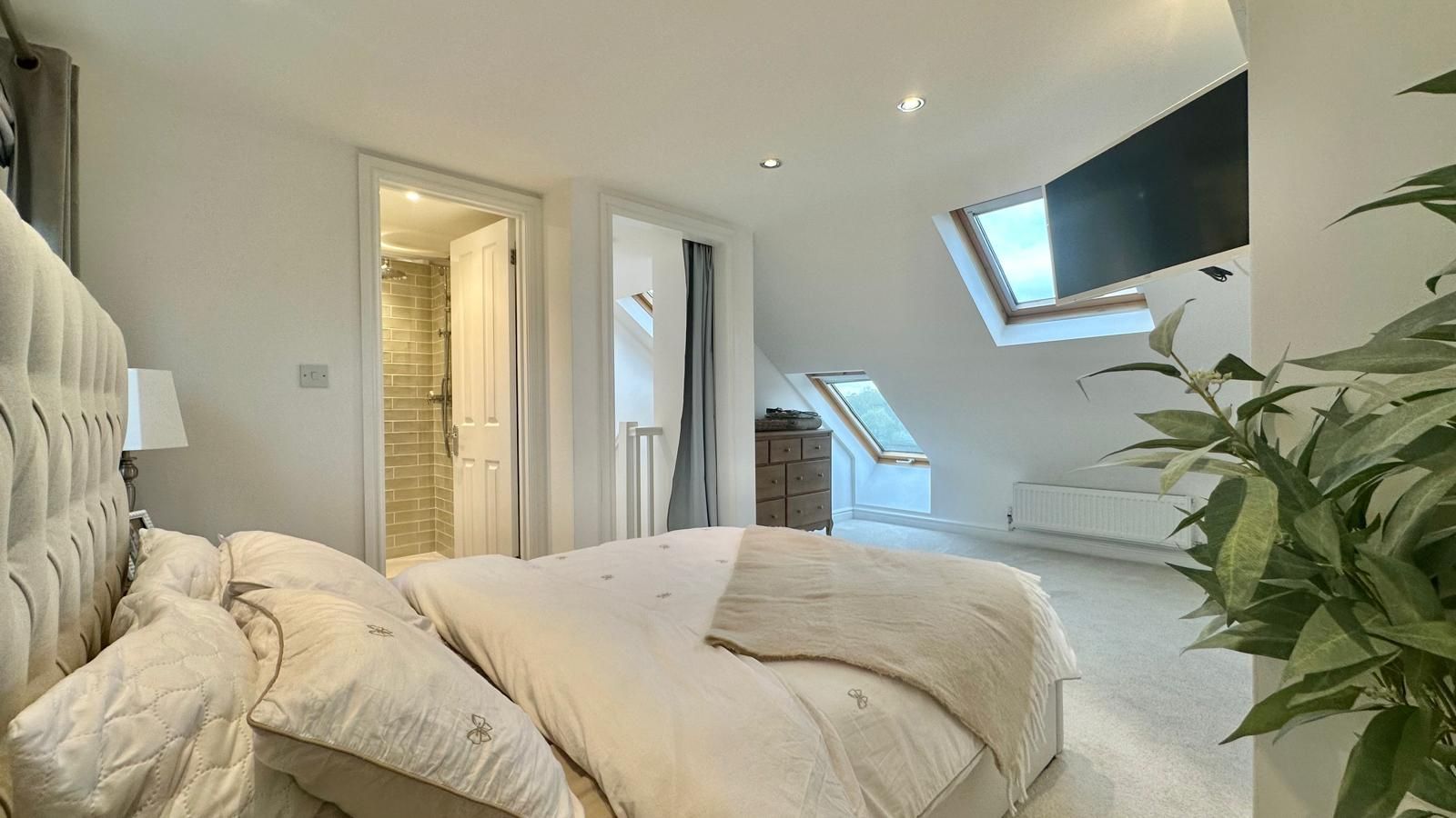 3 bedroom semi-detached house Sold in Coventry - Photograph 11.