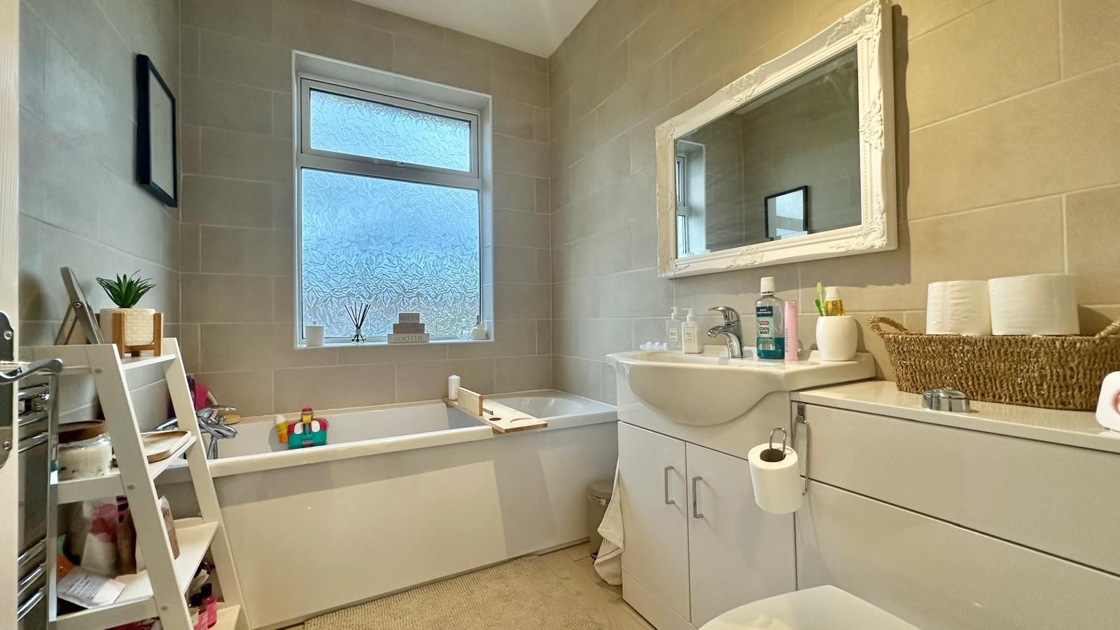 3 bedroom semi-detached house Sold in Coventry - Photograph 20.