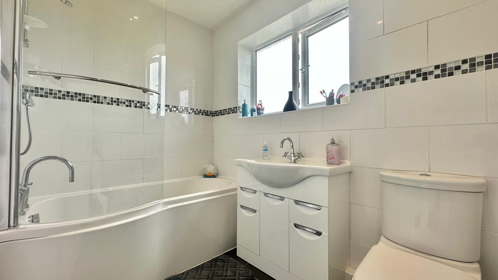 3 bedroom semi-detached house Sold in Coventry - Photograph 18.