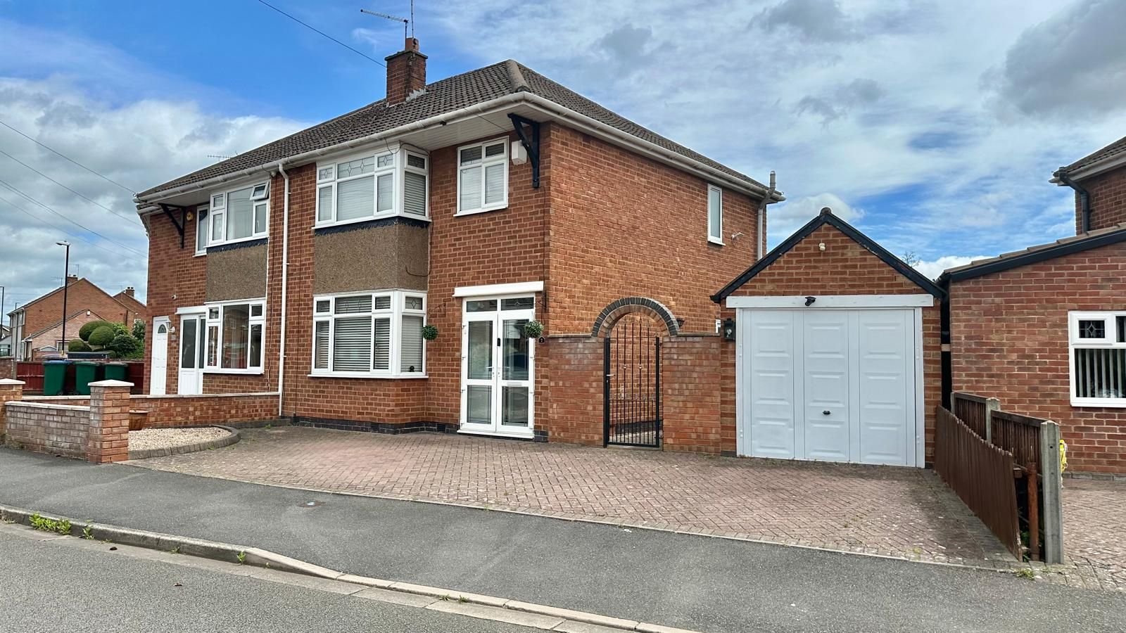 3 bedroom semi-detached house Sold in Coventry - Photograph 23.