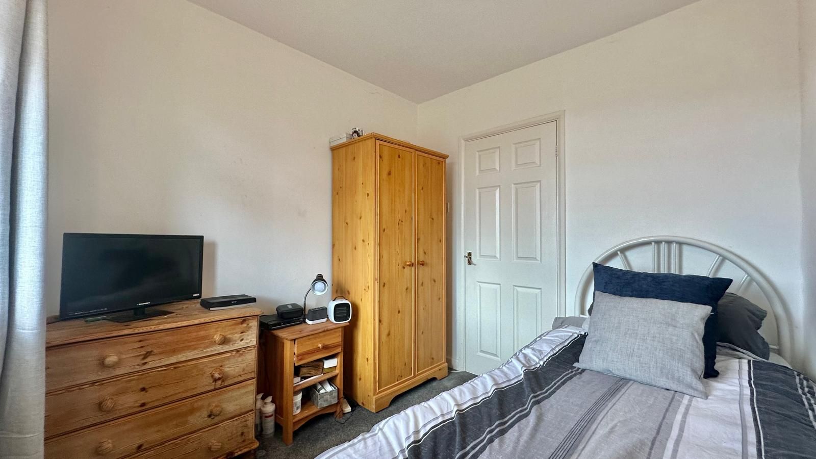 3 bedroom semi-detached house Sold in Coventry - Photograph 16.