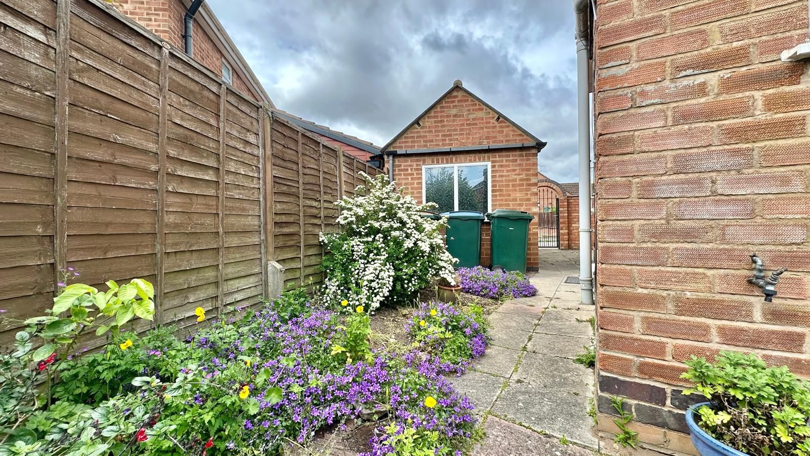 3 bedroom semi-detached house Sold in Coventry - Photograph 22.