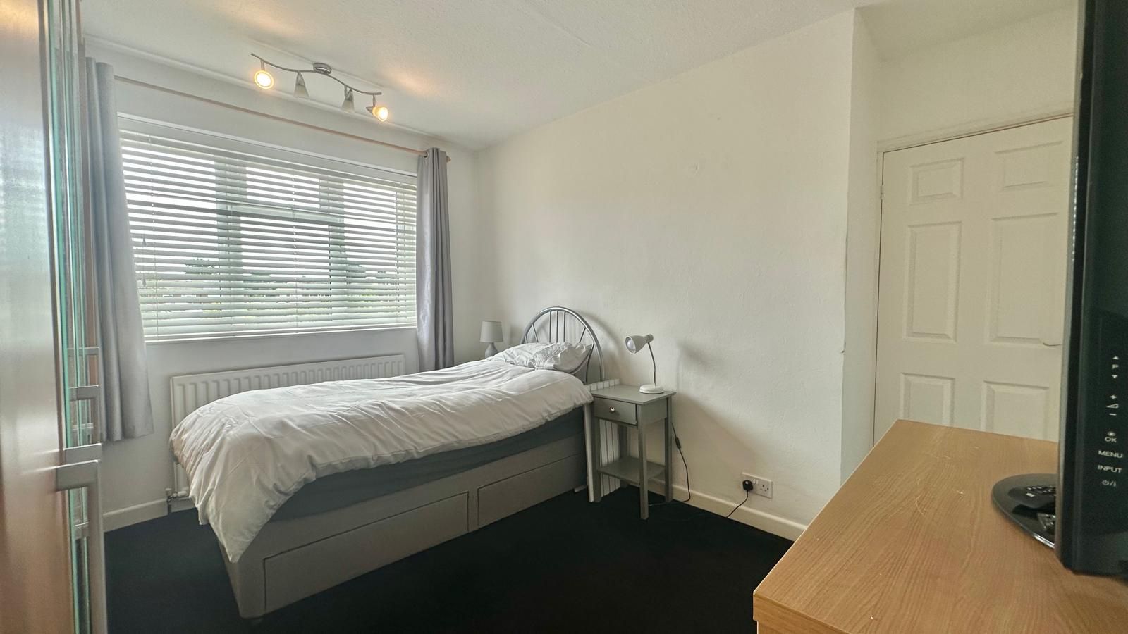 3 bedroom semi-detached house Sold in Coventry - Photograph 14.