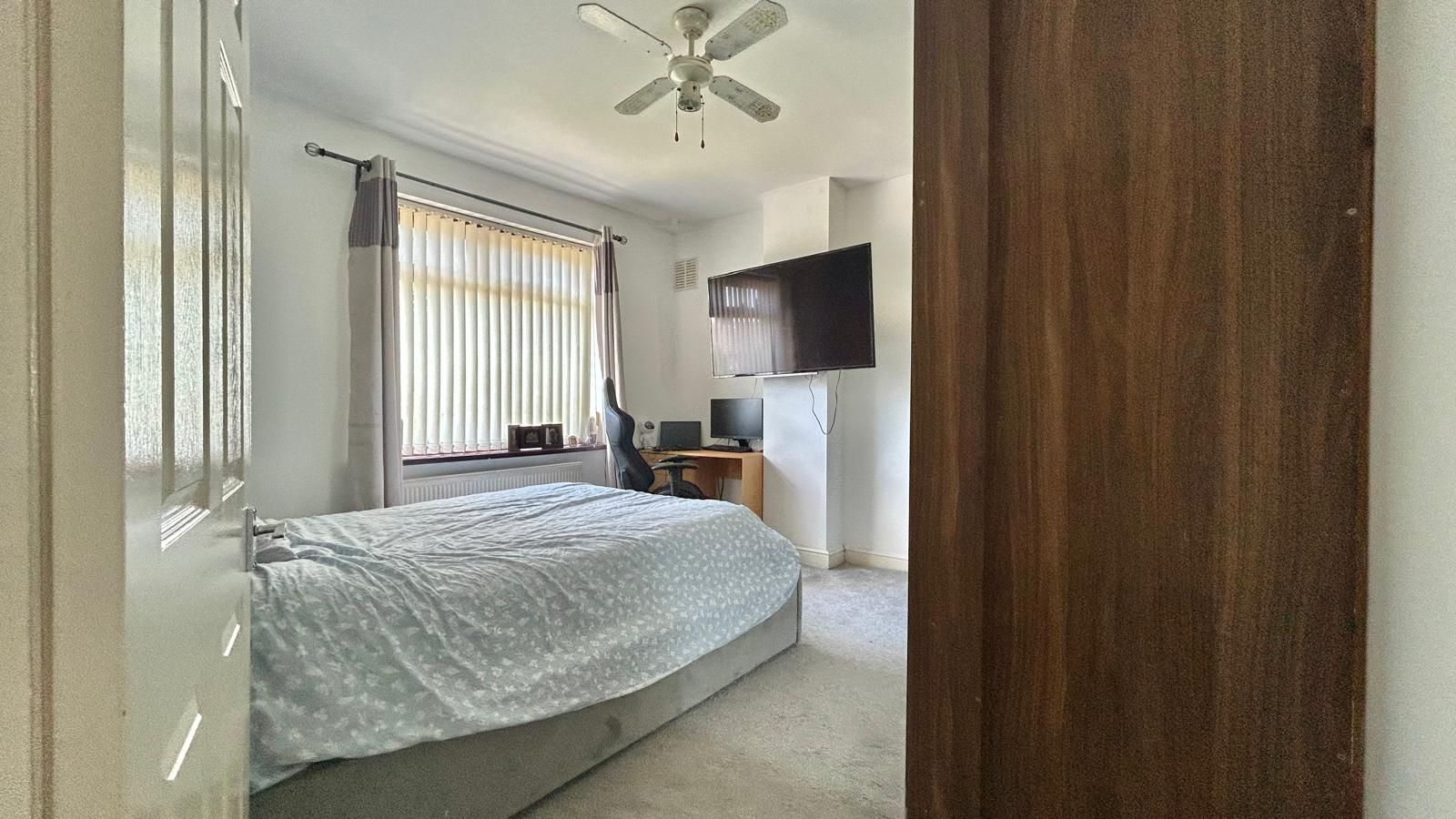 3 bedroom semi-detached house Sold in Coventry - Photograph 13.