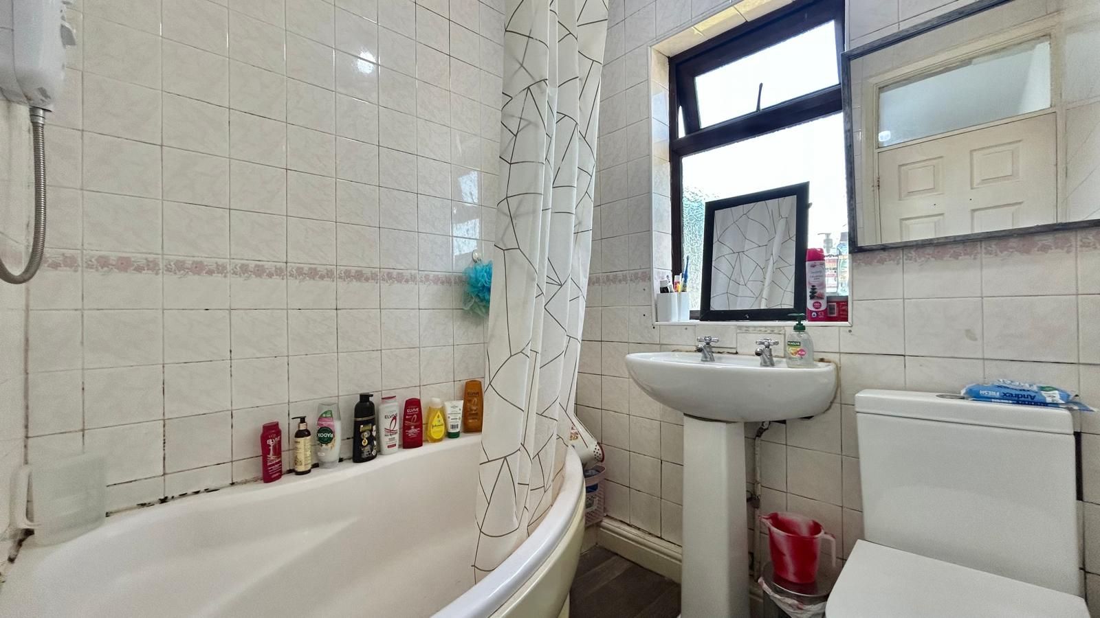 3 bedroom semi-detached house Sold in Coventry - Photograph 17.