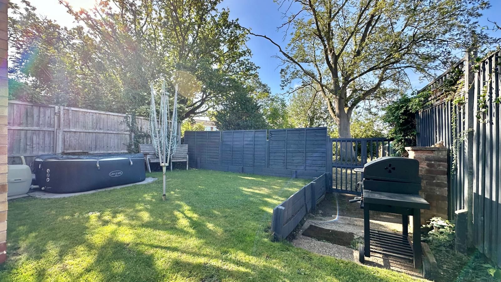 4 bedroom mid terraced house Sold in Coventry - Photograph 28.