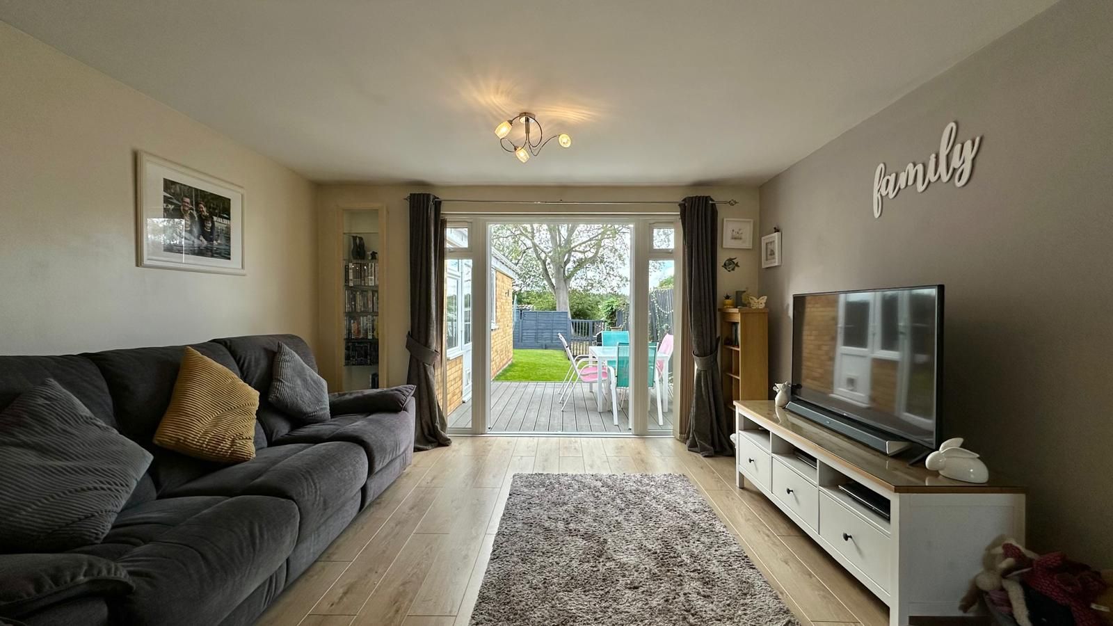 4 bedroom mid terraced house Sold in Coventry - Photograph 10.