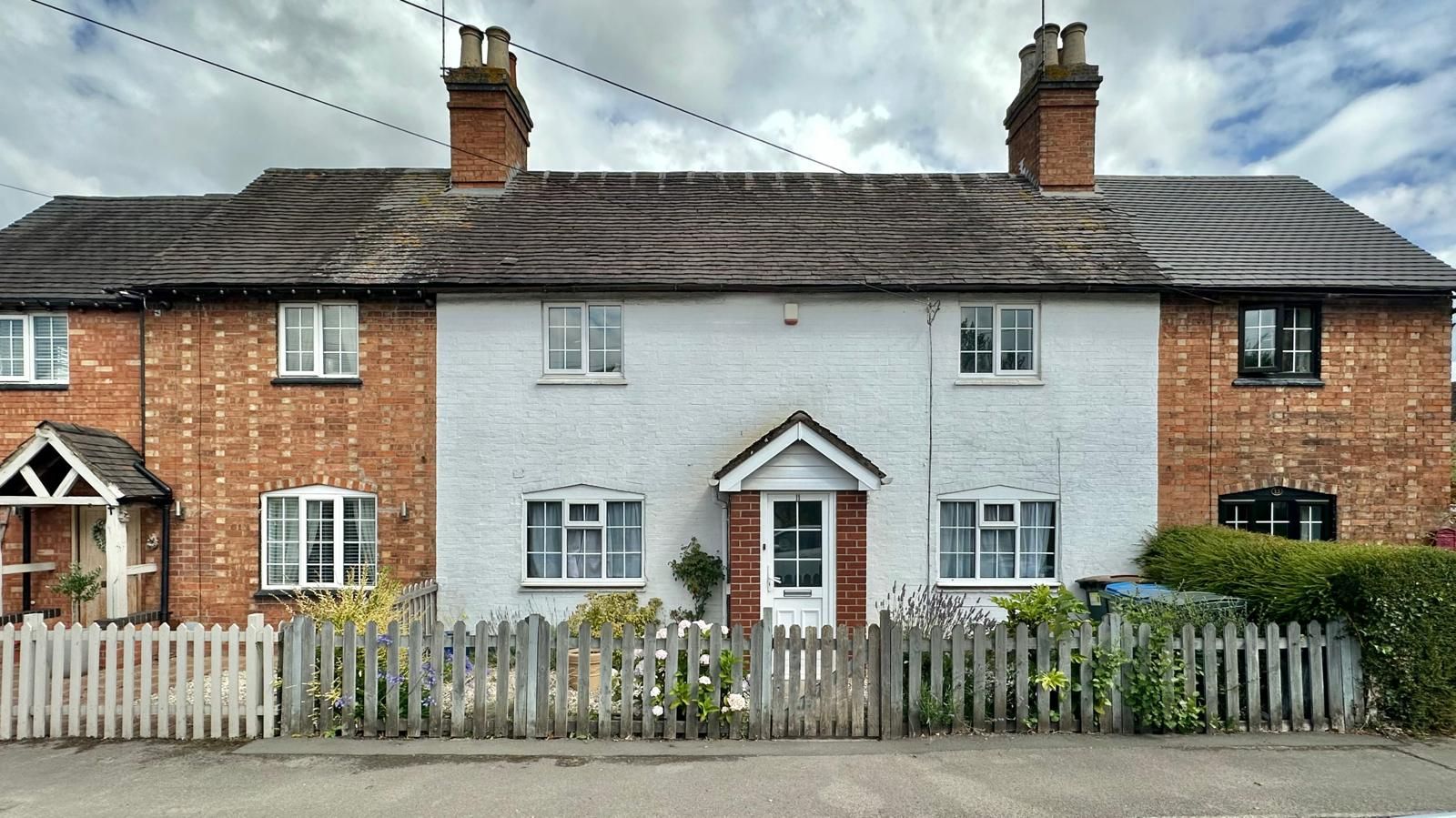 4 bedroom cottage house Sold in Coventry - Photograph 1.