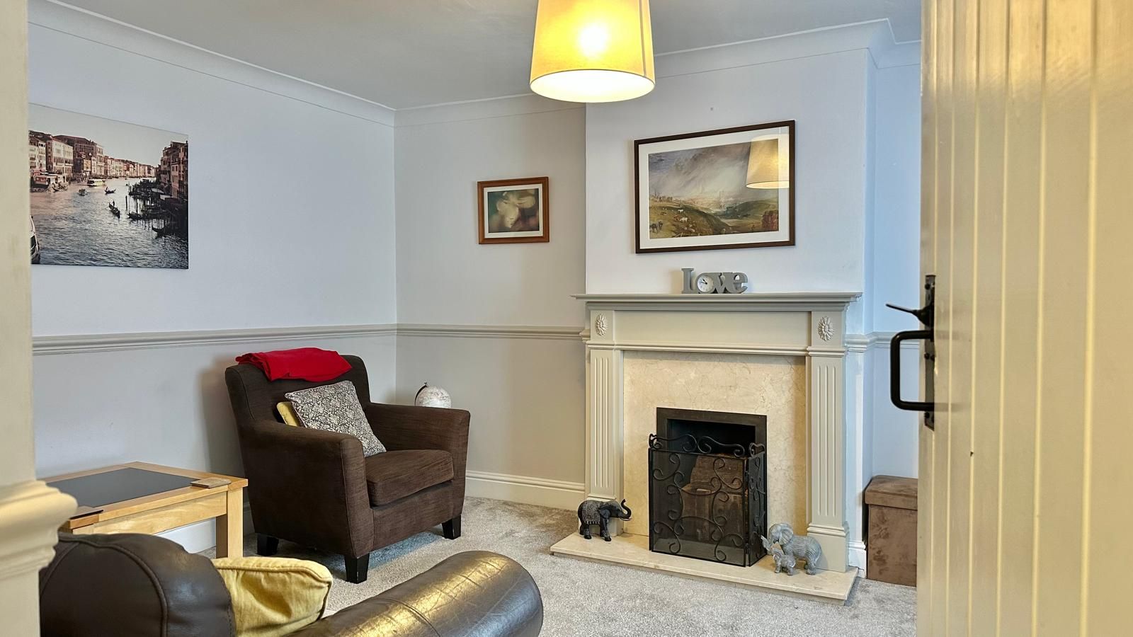 4 bedroom cottage house Sold in Coventry - Photograph 5.