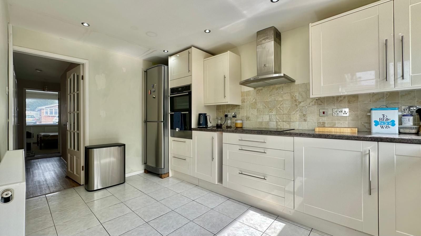 2 bedroom semi-detached bungalow SSTC in Coventry - Photograph 4.