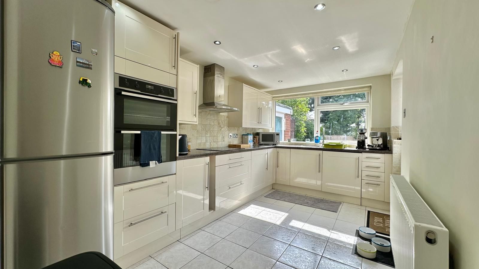 2 bedroom semi-detached bungalow SSTC in Coventry - Photograph 3.